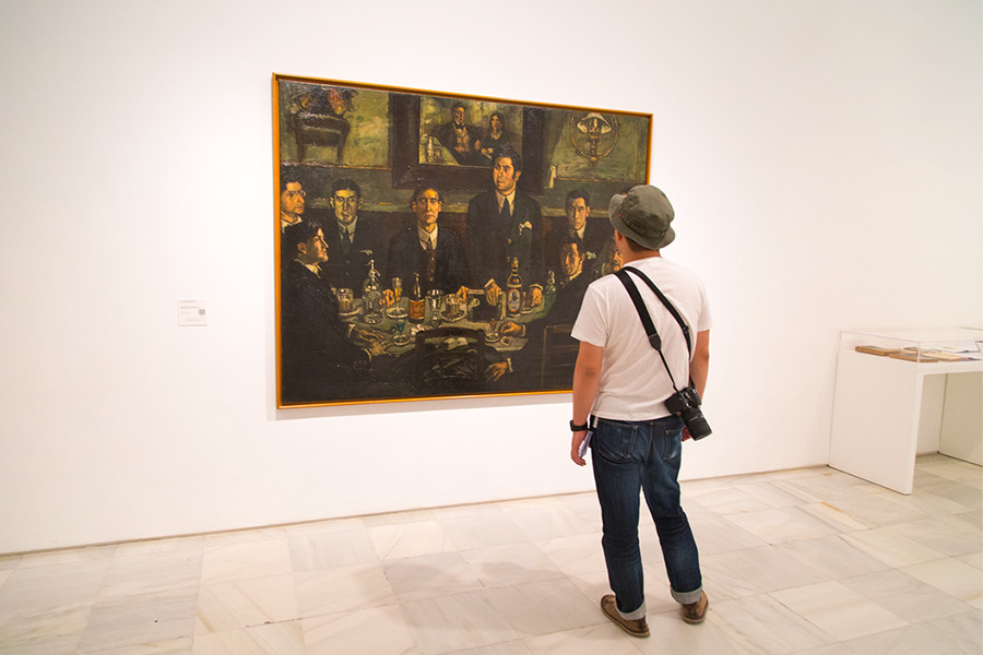 ▲昔の男爵の絵画に思いをはせる金子